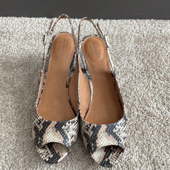 Like New Clarks Cynthia Fest Snake (Python) Print Peep-toe Pumps, Size 8.5 - Picture 2 of 9